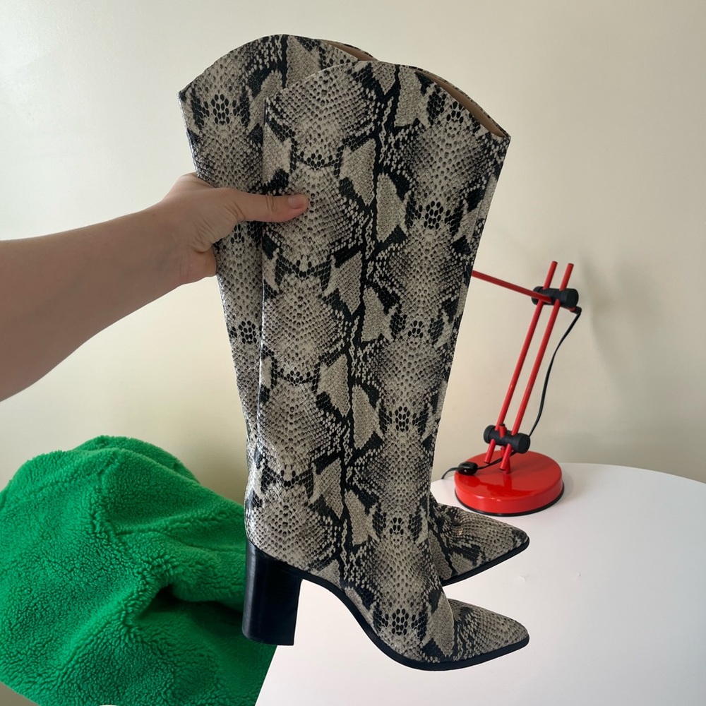 Schutz snakeskin boots 🐍